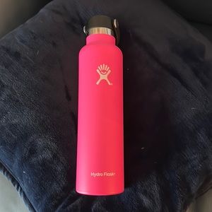 24 oz hydro flask bottle with flex cap in Flamingo.